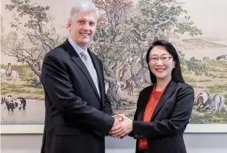  ??  ?? Rick Osterloh, senior vice president of hardware at Google, and Cher Wang, chairwoman and CEO of HTC.
