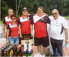  ?? Foto: Johann Hamberger ?? Der SC Tegernbach mit (von links) Michael Wagner, Petra Hamberger, Stefan Wagner, Markus Wagner und Stefan Mögele, dem Abteilungs­leiter des TSV Straßberg, nach dem dritten Sieg beim Sto-Ki-Turnier.