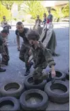  ??  ?? Les plus jeunes dans la peau de soldats.