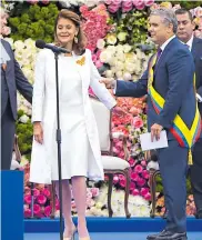  ??  ?? Marta Lucía Ramírez lució un diseño de Francesca Miranda. Al presidente Duque lo vistió Ricardo Pava.