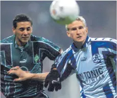  ?? FOTO: DPA/KAY NIETFELD ?? Ruhmreiche Vergangenh­eit: 2000 standen die Stuttgarte­r Kickers (rechts der heutige Oberzeller Trainer Achim Pfuderer) im DFB-Pokal-Halbfinale, das sie gegen Bremen (Claudio Pizarro) verloren.