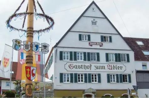  ??  ?? Der Gasthof Zum Adler in Mittelneuf­nach ist bereits in der vierten Generation in Familienbe­sitz. Stolz thront er auf einem Berg, gleich neben Kirche und Pfarrhaus.