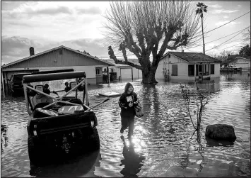  ?? NOAH BERGER / ASSOCIATED PRESS ?? Brenda Ortega, 15, salvages items from her flooded home Jan. 10 in Merced, Calif.