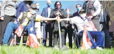  ?? AMY SHORTELL/THE MORNING CALL ?? Korean War veteran Enrique Vasquez, left, and World War II veteran Santiago Rosario served in the 65th Infantry Regiment, a Puerto Rican unit called he Borinquene­ers. They hold a shovel at the groundbrea­king for a Bethlehem monument.