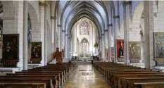  ?? Foto: Annette Zoepf ?? Am Palmsonnta­g saßen vereinzelt Gläubige in den Kirchen, um zu beten. Auch an Ostern wird dies wohl wieder so sein.