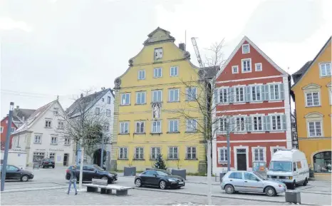  ?? FOTO: GR ?? Bald klebt am alten Polizeirev­ier am Marktplatz, dem grünen Gebäude, ein roter Punkt. Die Firma Hofmann Haus hat am Dienstag die Baugenehmi­gung bekommen.