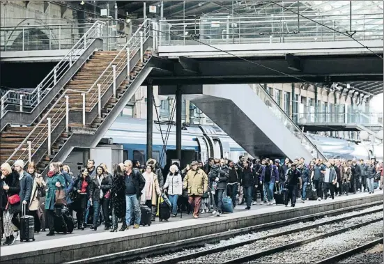  ?? KAMIL ZIHNIOGLU / AP ?? Passatgers del primer tren Eurostar que va arribar ahir a París (Gare du Nord) procedent de Londres, i que ho va fer amb dues hores de retard