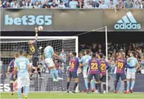  ??  ?? ACCIóN. El portero holandés del FC Barcelona Jasper Cillessen (3i) despeja un balón junto al argentino Gustavo Cabral, del Celta de Vigo. EFE