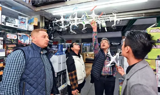  ?? ?? Customers from Türkiye shopping for drones at the China Yiwu Internatio­nal Trade Mart in Jinhua, Zhejiang Province, on February 27, 2018.