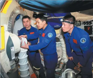 ?? XU BU / FOR CHINA DAILY ?? The Shenzhou-XVIII team, led by Shenzhou-XIII veteran Ye Guangfu (left) and joined by Li Cong (right) and Li Guangsu, undergo intensive training in a capsule simulator on Jan 29, 2024.