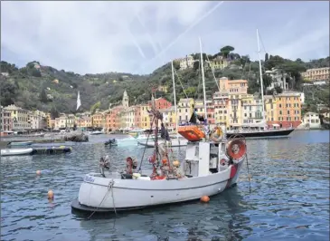  ??  ?? Engang var Portofino blot en lille, uopdaget fiskerflæk­ke. Det er den bestemt ikke længere, men der bliver stadig fisket i havet omkring halvøen.