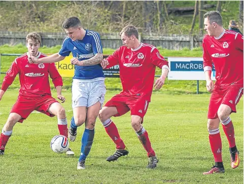  ??  ?? Carnoustie (red) lost 5-1 to Kelty last week. Tomorrow the Gowfers are on Super League duty at Penicuik.