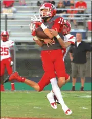  ?? LARRY GREESON / For the Calhoun Times ?? Sonoravill­e’s Camron Keith hauls in a pass during last Friday’s game against LFO.