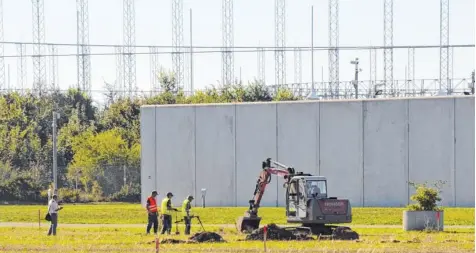  ?? Fotos: Andreas Lode ?? Erst wird ein Bagger eingesetzt, um in der Erde zu graben. Später steigen Fachleute in die Löcher und machen vorsichtig mit Spaten weiter.