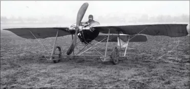  ?? MAE ?? Surnommé l’“Araignée”, le premier aéroplane conçu par Édouard Nieuport fin 1909, motorisé avec un Darracq de 10/25 ch.