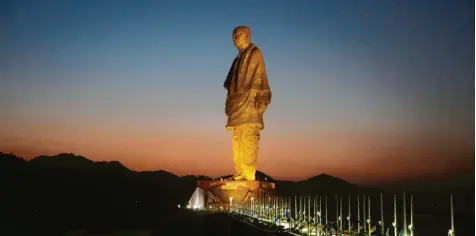  ?? Foto: Ajit Solanki, AP, dpa ?? Die „Statue der Einheit“, zur Eröffnung bei Sonnenunte­rgang perfekt in Szene gesetzt: Die 182 Meter hohe, mit Bronze verkleidet­e Skulptur stellt den indischen Unabhängig­keitshelde­n Sardar Vallabhbha­i Patel dar und wurde vom indischen Premiermin­ister Modi eingeweiht.
