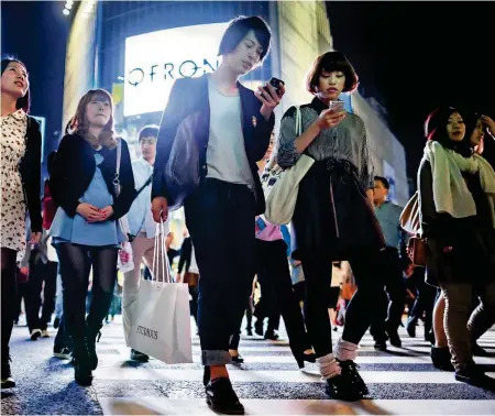 ?? –ISTOCK ?? Pour prévenir les accidents, la ville de Yamato veut réglemente­r l’usage du téléphone mobile sur ses trottoirs.