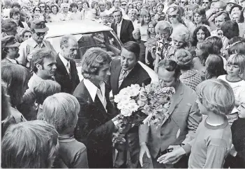  ??  ?? Empfang für Rainer Bonhof mit Franz Wolters vor dem Rathaus. Der junge Emmericher war einen Monat zuvor Weltmeiste­r geworden. Schon im Januar hatte die Stadt Bonhof ausgezeich­net.