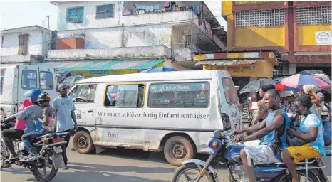  ?? ARCHIVFOTO: ULRICH MENDELIN ?? Von Oberschwab­en nach Afrika: Dieser Kleinbus hat einmal einer Firma in Aulendorf gehört. Das Foto entstand in der liberianis­chen Hauptstadt Monrovia, wo der Bus später als Sammeltaxi eingesetzt wurde.