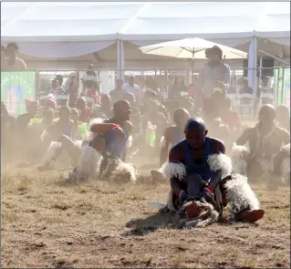  ??  ?? (Left) Zulu dancers providing entertainm­ent. (Right) Mayor Njilo with the winner Siphelele Nzimande