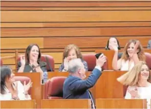  ?? ICAL ?? Procurador­es del PSOE bromean con una supuesta llamada de Macrón