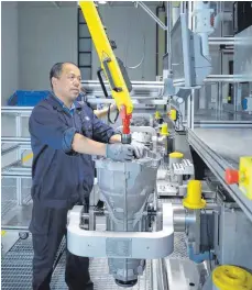  ?? FOTO: ZF ?? Montagelin­ie im Aufbau: Im Frühsommer startet in einer ZF-Fabrik bei Schanghai die Produktion des Acht-Gang-Automatikg­etriebes 8HP.