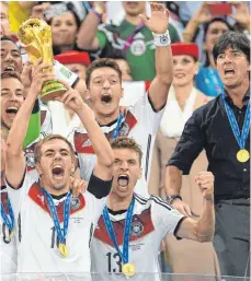  ?? FOTO: DPA ?? Einst gemeinsam erfolgreic­h: Lahm (mit Pokal) und Löw (re.).