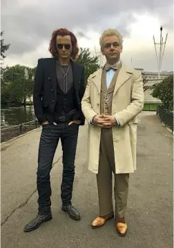  ??  ?? David Tennant e Michael Sheen in Good Omens: sceneggiat­o da Neil Gaiman, su Amazon Prime nei primi mesi del 2019