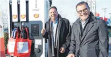  ?? FOTO: REGIONALWE­RK BODENSEE ?? An die Steckdose, fertig los: Regionalwe­rk-Geschäftsf­ührer Michael Hofmann (links) und Vertriebsl­eiter Winfried Bremer vor der 150-kW-Schnelllad­estation in Tettnang.