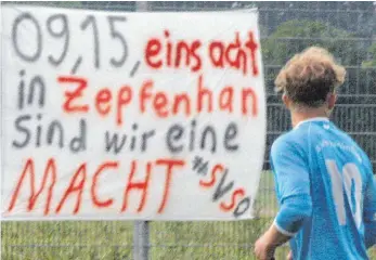  ?? FOTO: HABEL ?? Die Fans des SV Seitingen-Oberflacht munterten ihre Mannschaft um Mischa Endres vor dem Relegation­sspiel mit einem Plakat auf.