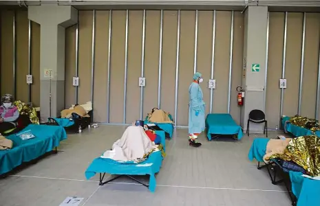  ?? Foto: ČTK ?? Krize v nemocnicíc­h Italské nemocnice jsou přeplněné a pacienti často musí ležet v improvizov­aných prostorách jako na snímku v Brescii.