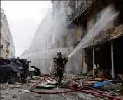  ?? (Photo AFP) ?? Scène apocalypti­que hier à Paris après une fuite de gaz dans un immeuble.