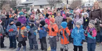  ?? —photo Caroline Prévost ?? Schools of the Conseil scolaire de district catholique de l’Est ontarien (CSDCEO) celebrated World Autism Awareness Day. For the occasion, students of École élémentair­e catholique de Saint-Isidore got together with parents, teachers and dignitarie­s, on...