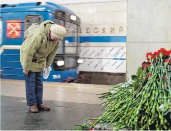  ?? FOTO: DPA ?? Eine Frau trauert um die Opfer des Anschlags in der St. Petersburg­er U-Bahn.