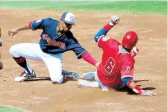  ??  ?? Francisco Lindor (en jugada defensiva) es uno de los tres novatos boricuas que buscarán zafarse del llamado 'sophomore jinx’.