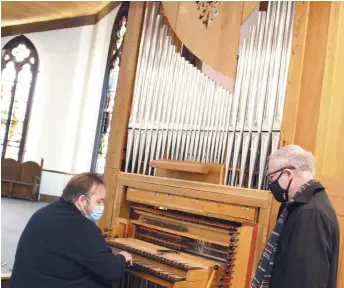  ??  ?? Aldéo Jean montre les particular­ités du nouvel orgue de l’église de la paroisse Saint-Paul de Bas-Caraquet à monseigneu­r Daniel Jodoin. - Acadie Nouvelle: Réal Fradette