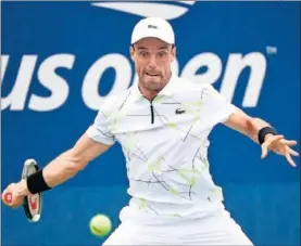  ??  ?? MAL DÍA. Bautista golpea la pelota con derecha contra Kukushkin.