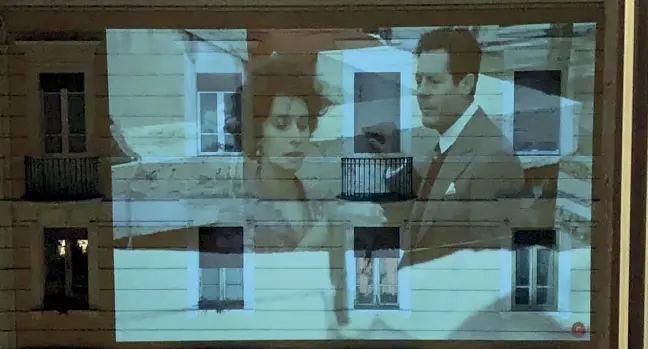  ??  ?? Una giornata particolar­e Sophia Loren e Marcello Mastroiann­i in una scena del film di Ettore Scola, proiettato in queste sere sulla facciata di un palazzo del quartiere Salario