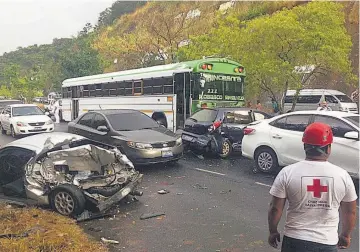  ??  ?? Imprudenci­a. El accidente ocurrió el pasado lunes por la tarde en la jurisdicci­ón del municipio de Monte San Juan, en el departamen­to de Cuscatlán. La carretera permaneció cerrada por varias horas.