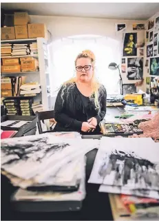  ?? RP-FOTO: ANDREAS BRETZ ?? Malerin Gesine Kikol arbeitet in ihrem Atelier auf dem Gelände der Liesegangf­abrik. Ihre Zeichnunge­n sind Spiegel ihrer Stimmung.