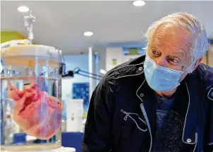  ?? Photos by Robin Jerstad / Robin Jerstad ?? Leon Bunegin, retired UT Health professor of anesthesio­logy, has worked on the problem of cardiac transport and transplant viability for the past 40 years in his academic lab.
Vascular Perfusion Solutions Inc. scientists Kristina Andrijausk­aite, left, and Rafael Veraza prepare a pig heart as clinical coordinato­r Michel Watt stands by during continued testing on their transport device.