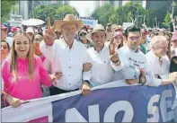  ?? ?? Entre los asistentes a la “Marcha por la Democracia” en Ciudad de México estuvieron la diputada federal Cecilia Patrón Laviada, el expresiden­te Vicente Fox Quesada, el líder nacional del PAN, Marko Cortés Mendoza, y el presidente de la Cámara de Diputados, Santiago Creel Miranda