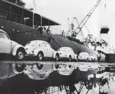  ??  ?? À direita, o Fusca nacional atinge a marca de 1 milhão de unidades em 1972. Abaixo, modelos no Porto de Santos a caminho da exportação..