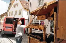  ??  ?? Karl Schwenold und seine Frau Brigitte sind mit ihrem Fischstand zum ersten Mal beim Historisch­en Fest in Pöttmes dabei. Das Ehepaar ist aus Pfarrlinge­n in der Nähe von Passau angereist und bietet Forellen, Makrelen und Fischsemme­ln an.