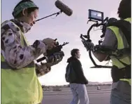  ??  ?? RODAJE. Chloé Zhao dirigiendo a Frances Mcdormand