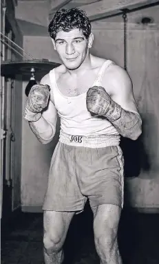  ?? FOTO: DPA ?? Lächelnder Linksausle­ger: Peter „dä Aap“Müller, fotografie­rt beim Training im März 1952 in Köln.