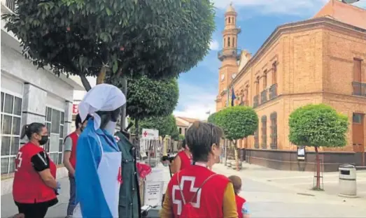  ?? REPORTAJE GRÁFICO: JUAN A. HIPÓLITO ?? Uno de los trajes de la primera época de la asamblea de la Cruz Roja más antigua de Huelva, la de Nerva.