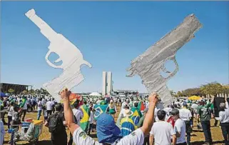  ??  ?? BRASILIA.
Miles de partidario­s de Bolsonaro reclamaron ayer flexibiliz­ar el porte de armas de fuego.
