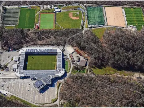  ?? Foto: Geyer-luftbild ?? Fußball, Baseball und Hockey teilen sich das Sportgelän­de im Bereich Heeräcker. Nun soll für alle Beteiligte­n ein tragfähige­r Weg für die Zukunft gefunden werden.