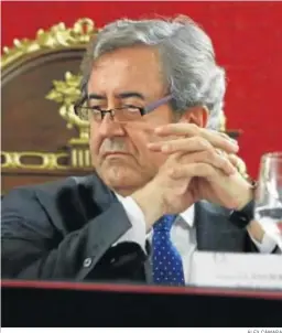  ?? ÁLEX CÁMARA ?? Javier Zaragoza durante una conferenci­a en Granada.